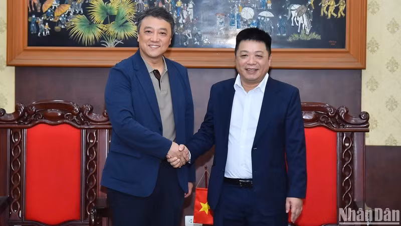 Que Dinh Nguyen, redactor subjefe del periódico Nhan Dan (derecha), y Zhao Yue, director general de ventas de la Oficina Regional de Asia y el Pacífico de la Agencia de Noticias Xinhua. (Fotografía: Nhan Dan)