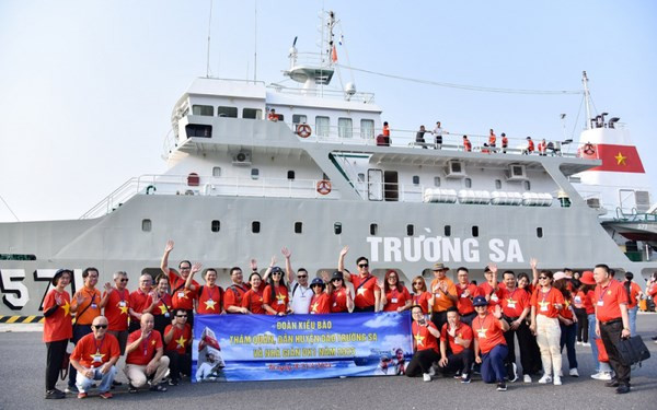 Vietnamitas residentes en extranjero visitan Truong Sa y la plataforma DK1 en 2023. (Fotografía: VNA)