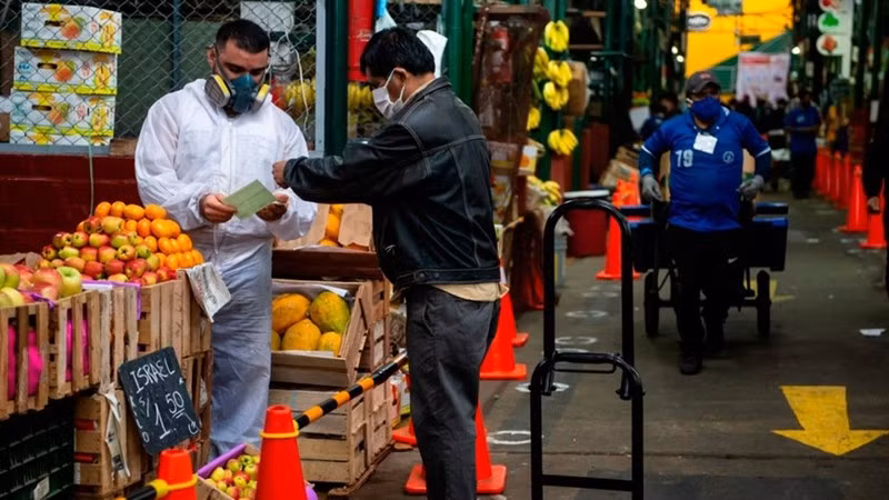 La gente hace compras en un mercado en Lima, la capital peruana. (Fotografía: Bloomberg)