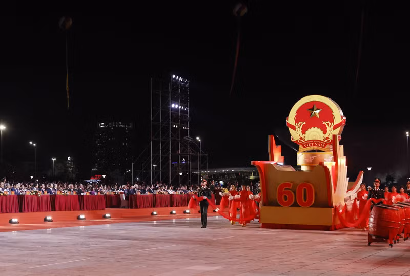 La procesión del escudo nacional de Vietnam en la velada.
