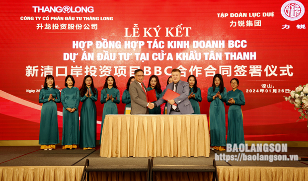 En la firma del contrato. (Fotografía: baolangson.vn)