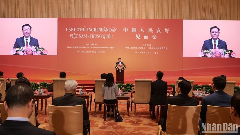 El presidente de la Asamblea Nacional de Vietnam, Vuong Dinh Hue, interviene en el encuentro. (Fotografía: Nhan Dan)