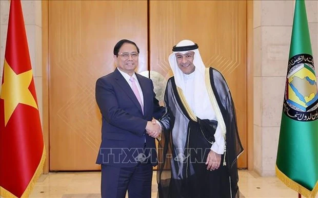El primer ministro de Vietnam, Pham Minh Chinh (izquierda), y el secretario general del CCG, Jassim Muhammad Al-Budaiwi. (Fotografía: VNA)
