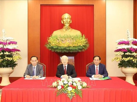 El secretario general del PCV, Nguyen Phu Trong (medio) durante la llamada telefónica. (Fotografía: VNA)