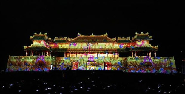 La arquitectura de Ngo Mon se realza con colores brillantes y se transforma por la noche con un sistema de proyector con un brillo de 300 mil lúmenes. (Fotografía: VNA)