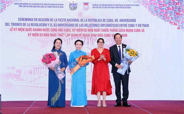 Las autoridades de Vietnam y Cuba en el evento. (Fotografía: VNA)