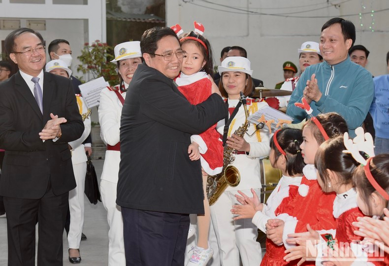 El primer ministro de Vietnam, Pham Minh Chinh, visita la parroquia de Bac Giang. (Fotografía: Nhan Dan)