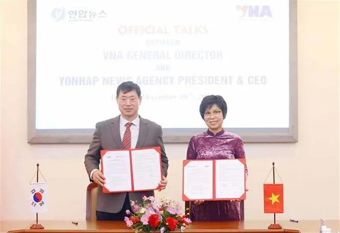 La directora general de la Agencia Vietnamita de Noticias (VNA), Vu Viet Trang, y el presidente y director general de la Agencia de noticias Yonhap de Corea del Sur, Hwang Dae-il. (Fotografía: VNA)