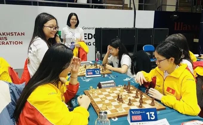 Ajedrecistas jóvenes de Vietnam en el campeonato, celebrado en Kazajistán. (Fotografía: sggp.org.vn)