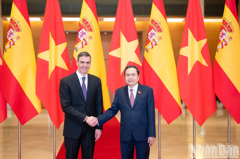 El presidente de la Asamblea Nacional de Vietnam, Tran Thanh Man, y el presidente del Gobierno de España, Pedro Sánchez. (Fotografía: Nhan Dan)