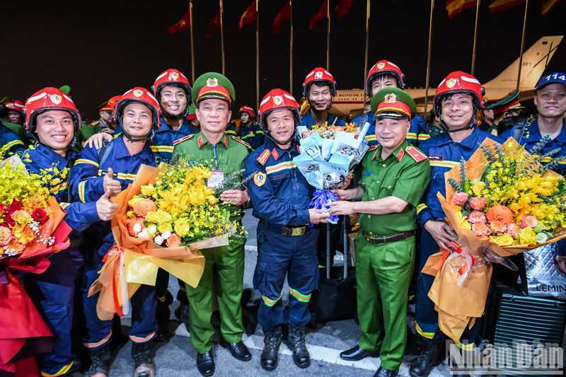 El equipo de búsqueda y rescate del Ministerio de Seguridad Pública de Vietnam regresa al país tras completar su misión en Myanmar. (Fotografía: Nhan Dan)