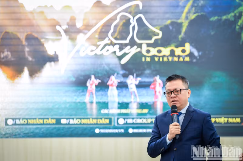 Le Quoc Minh, miembro del Comité Central del Partido, presidente-editor de Nhan Dan, subjefe de la Comisión de Propaganda y Movilización de Masas del Comité Central del Partido y titular de la Asociación de Periodistas del país, da palabras. (Fotografía: Nhan Dan)