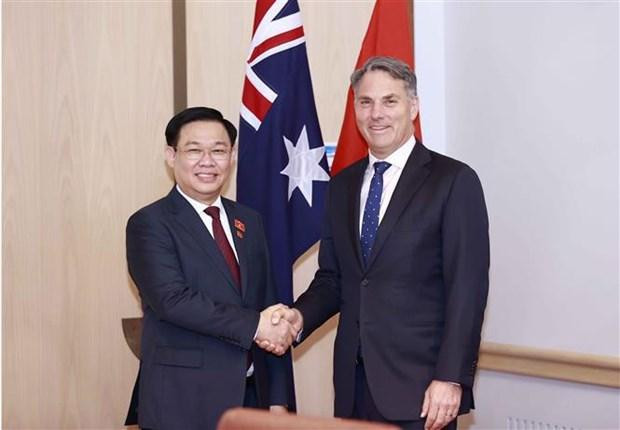 El presidente de la Asamblea Nacional de Vietnam, Vuong Dinh Hue, y el viceprimer ministro y titular de Defensa de Australia, Richard Marles. (Fotografía: VNA)