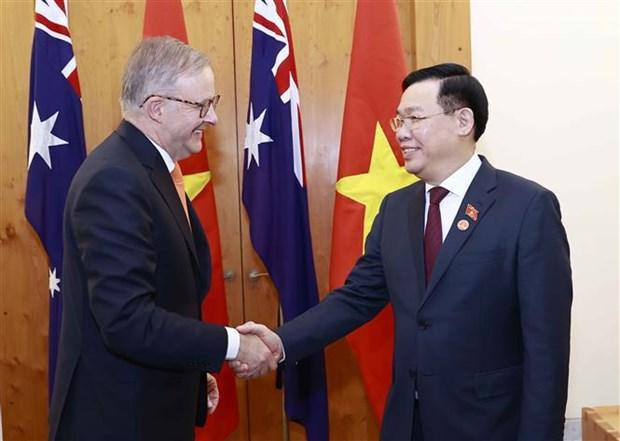 El presidente de la Asamblea Nacional de Vietnam, Vuong Dinh Hue (derecha), y el primer ministro australiano, Anthony Albanese. (Fotografía: VNA)