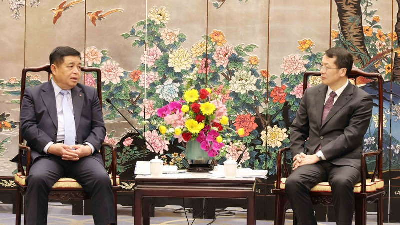 El vice primer ministro vietnamita Nguyen Chi Dung se reúne con Zhang Hu, subgobernador de la provincia china de Guangdong. (Fotografía: Nhan Dan)