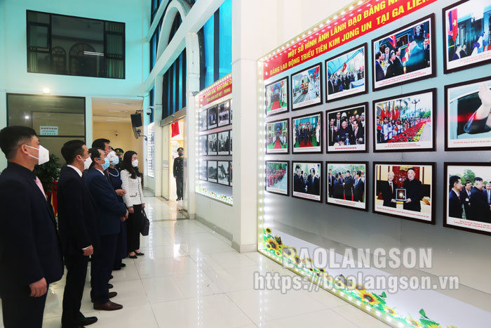 La delegación visita la estación de Dong Dang. (Fotografía: baolangson.vn)