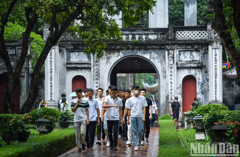 En vísperas de una de las pruebas más importantes en su periplo educativo, a pesar de la lluvia, varios muchachos y sus familiares acuden al templo entre cuyas reliquias se halla “Quốc tử giám”, la primera universidad de Vietnam y símbolo del tradicional afán por aprender.