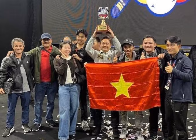 Tran Thanh Luc celebra su título mundial junto con fanáticos vietnamitas. (Fotografía: thethao.sggp.org.vn)