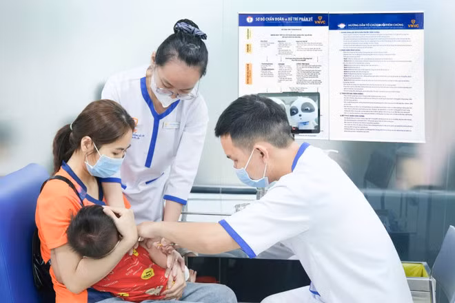 Las vacunas producidas en Vietnam garantizarán un suministro estable de dosis de alta calidad, a la vez que contribuirán a reducir los costos para la población. (Fotografía: VNA)