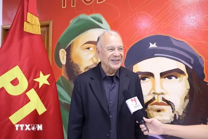 El coordinador nacional del Partido del Trabajo de México, Alberto Anaya Gutiérrez, en la entrevista. (Fotografía: VNA)