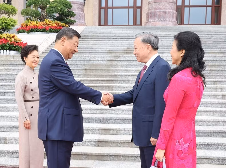 En la recepción ceremonial, el secretario general del Partido Comunista y presidente de Vietnam, To Lam, y su esposa, junto con su homólogo chino, Xi Jinping, y la primera dama de China.