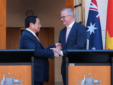 El primer ministro de Vietnam, Pham Minh Chinh, y su homólogo australiano, Anthony Albanese, anuncian el establecimiento de la Asociación Estratégica Integral entre los dos países durante una conferencia de prensa.(Fuente:VNA)