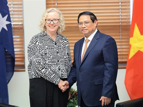 El primer ministro vietnamita, Pham Minh Chinh, recibe a Sharon Claydon vicepresidenta de la Cámara de Representantes de Australia y titular del Grupo Parlamentario de Amistad Australia-Vietnam. (Fuente:VNA)