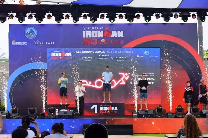 La entrega de premios a los ganadores (Foto: VNA)