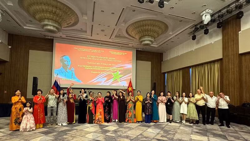 Comunidades vietnamitas en Laos y Rusia conmemoran Día Nacional 