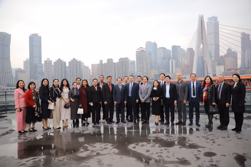 Delegados vietnamitas y chinos que participan en el encuentro.