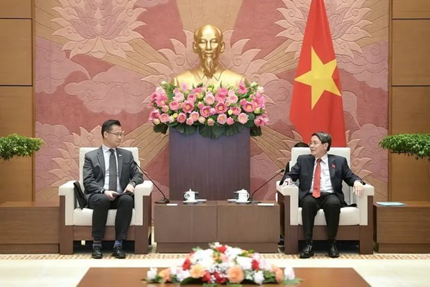 El vicepresidente de la Asamblea Nacional de Vietnam Nguyen Duc Hai recibe al copresidente del Comité de la segunda Reforma Educativa del Congreso de Filipinas (EDCOM 2), Sherwin T. Gatchalian. (Fotografía: Portal de información electrónica de la Asamblea Nacional de Vietnam)