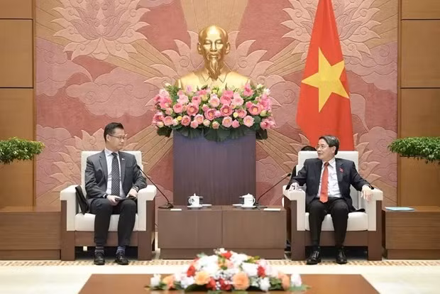 El vicepresidente de la Asamblea Nacional de Vietnam Nguyen Duc Hai recibe al copresidente del Comité de la segunda Reforma Educativa del Congreso de Filipinas (EDCOM 2), Sherwin T. Gatchalian. (Fotografía: Portal de información electrónica de la Asamblea Nacional de Vietnam)