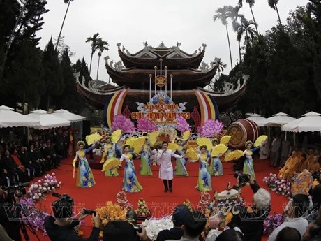 Ceremonia de apertura del festival de la pagoda del Perfume (Huong) en el año lunar Quy Mao 2023, en el área de reliquias del templo, distrito de My Duc, Hanói. FOTO: VNA