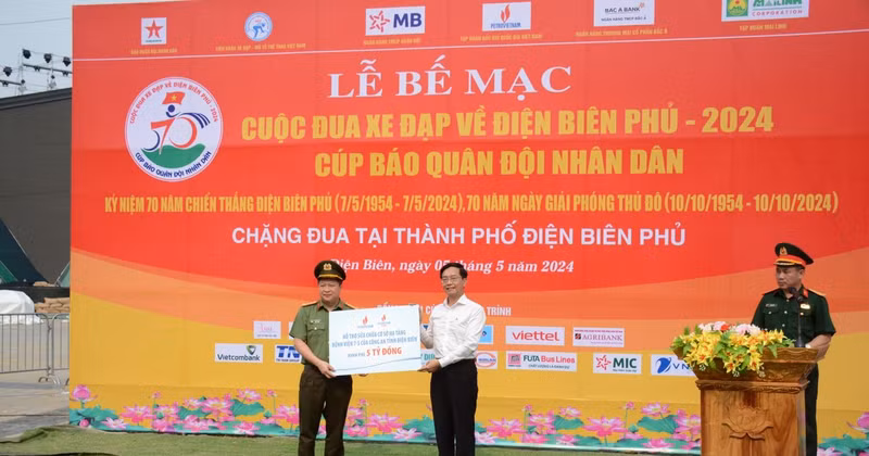 Tran Quang Dung, jefe del Departamento de Comunicación y Cultura empresarial de Petrovietnam, entrega apoyo financiero al Hospital 7/5 de la Policía de Dien Bien (Fuente: Petrovietnam)