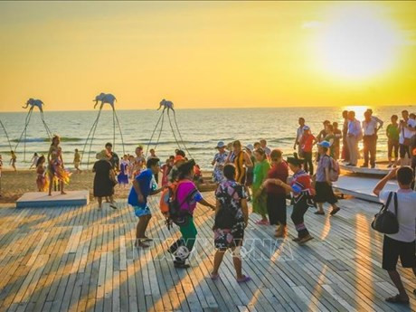 Los turistas dan la bienvenida al atardecer en la playa Sunset Sanato, ciudad de Phu Quoc. (Foto: VNA)