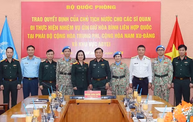 Un acto de entrega de la decisión del Presidente de Vietnam y el ministro de Defensa a tres oficiales que participarán en las labores de mantenimiento de paz de las Naciones Unidas. (Fuente: VNA) Un acto de entrega de la decisión del Presidente de Vietnam y el ministro de Defensa a tres oficiales que participarán en las labores de mantenimiento de paz de las Naciones Unidas. (Fuente: VNA)