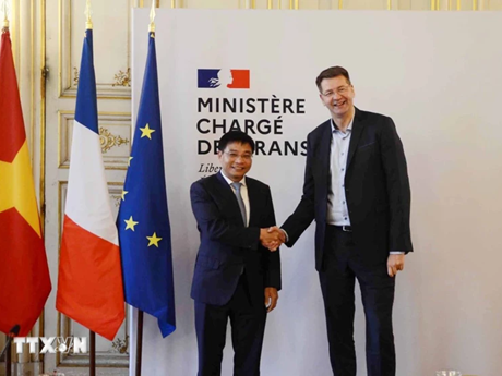 El ministro de Transporte de Vietnam, Nguyen Van Thang y el ministro francés responsable de Transporte, Patrice Vergriete (Fuente: VNA)