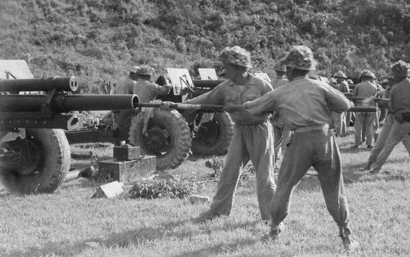 Artilleros vietnamitas se preparan para abrir fuego. (Foto: VNA) 