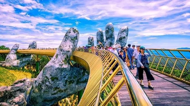 El puente dorado en la ciudad central de Da Nang. (Fuente:Sun World Ba Na Hills)