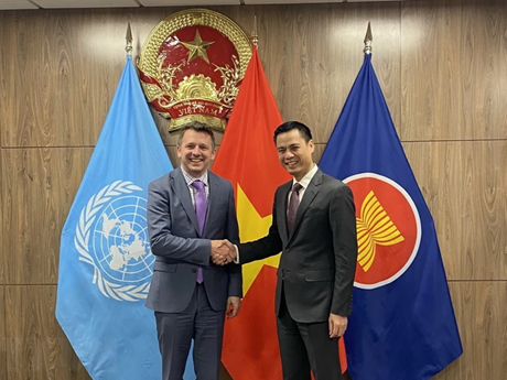 El embajador Dang Hoang Giang (derecha), jefe de la misión permanente de Vietnam ante la ONU, se reúne con Francis Drouin, presidente de la APF (Foto: VNA)