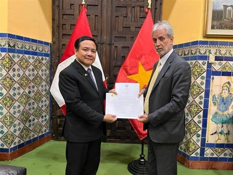 El embajador de Vietnam, Bui Van Nghi, entregó una copia de las Cartas Credenciales del presidente Vo Van Thuong al director del Departamento de Protocolo del Ministerio de Relaciones Exteriores del Perú, Jaime Cacho-Sousa Velázquez, (Fuente:VNA)
