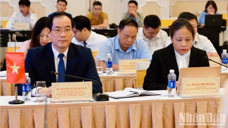 Dirigentes de Lang Son asisten a la reunión. Dirigentes de Lang Son asisten a la reunión.