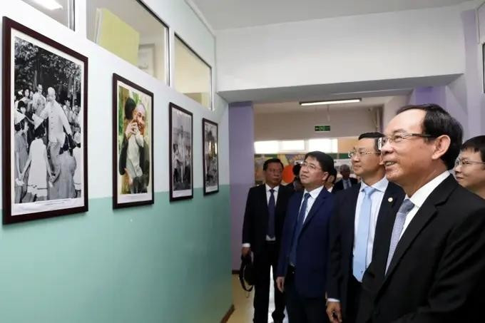 El secretario del Comité partidista de Ciudad Ho Chi Minh, Nguyen Van Nen, visita la escuela Ho Chi Minh en Ulán Bator. (Fuente: sggp.org.vn)
