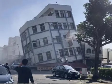 Edificios dañados en la ciudad de Hualien, en Taiwán (China), debido a los terremotos (Fuente: AP)