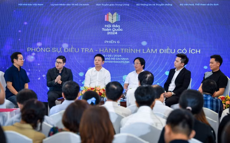 En el debate, periodistas de muchos periódicos hablan de las dificultades, los peligros y la soledad en el camino de la investigación para hacer algo útil por la sociedad.