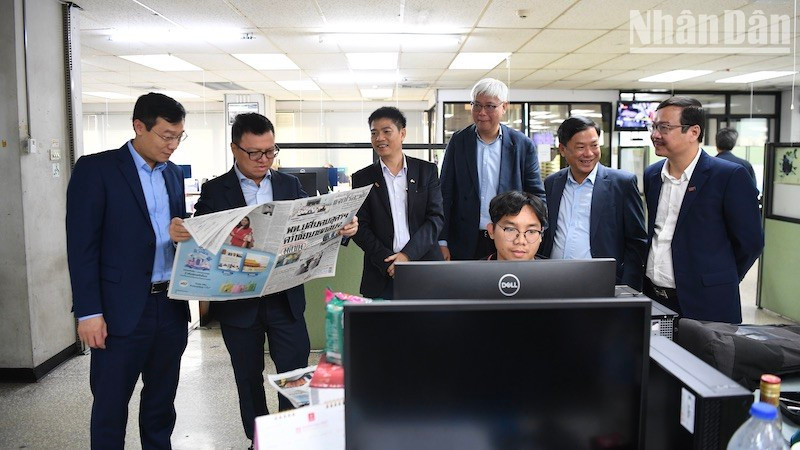 La delegación visita el editorial del Grupo de Prensa Matichon.