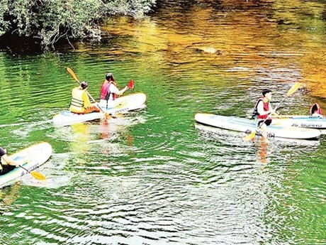 Los turistas disfrutan de paseos en bote en la granja Ky Thuong Am Vap, en el barrio Hoanh Bo de la ciudad de Ha Long. (Fuente: nhandan.vn)