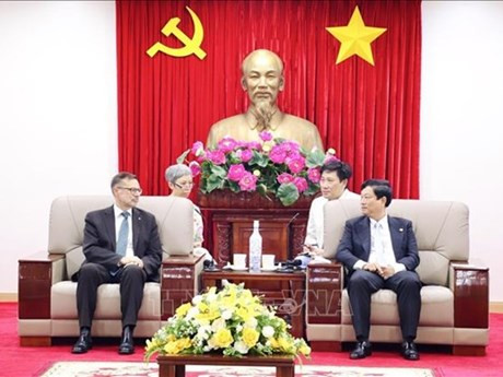 El presidente del Comité Popular de Binh Duong, Vo Van Minh (derecha), conversa con el embajador de Australia en Vietnam, Andrew Goledzinowski. (Foto: VNA)
