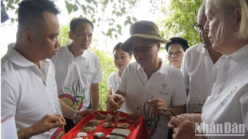 La delegación inspecciona el Sitio arqueológico de Mai Pha en la ciudad de Lang Son. La delegación inspecciona el Sitio arqueológico de Mai Pha en la ciudad de Lang Son.