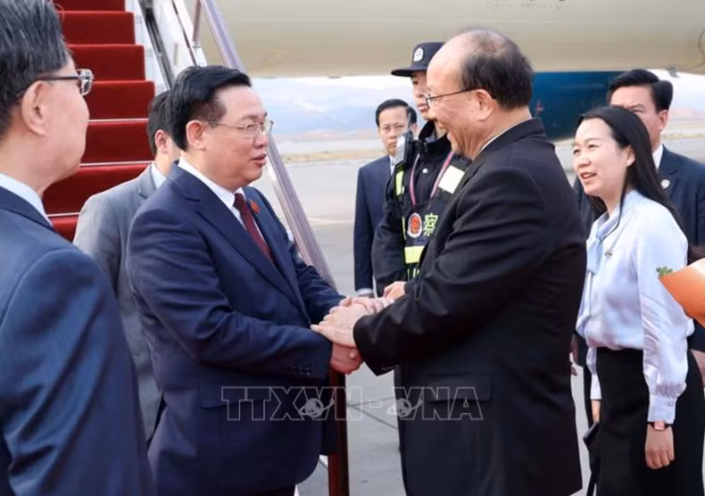 Dirgentes de la provincia de Yunnan da la bienvenida al máximo legislador vietnamita en el aeropuerto internacional de Kunming Changshui. (Foto: VNA)